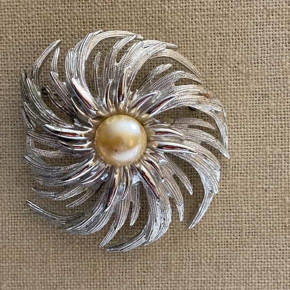 Sara Coventry Jewelry - Sarah Coventry Vintage Sunburst Silvertone  Elegant Brooch Pin 4430